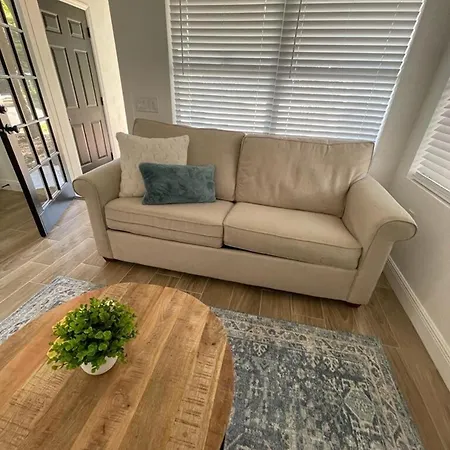 Stylish 2 Bedrooms 2 Bath House In South Tampa